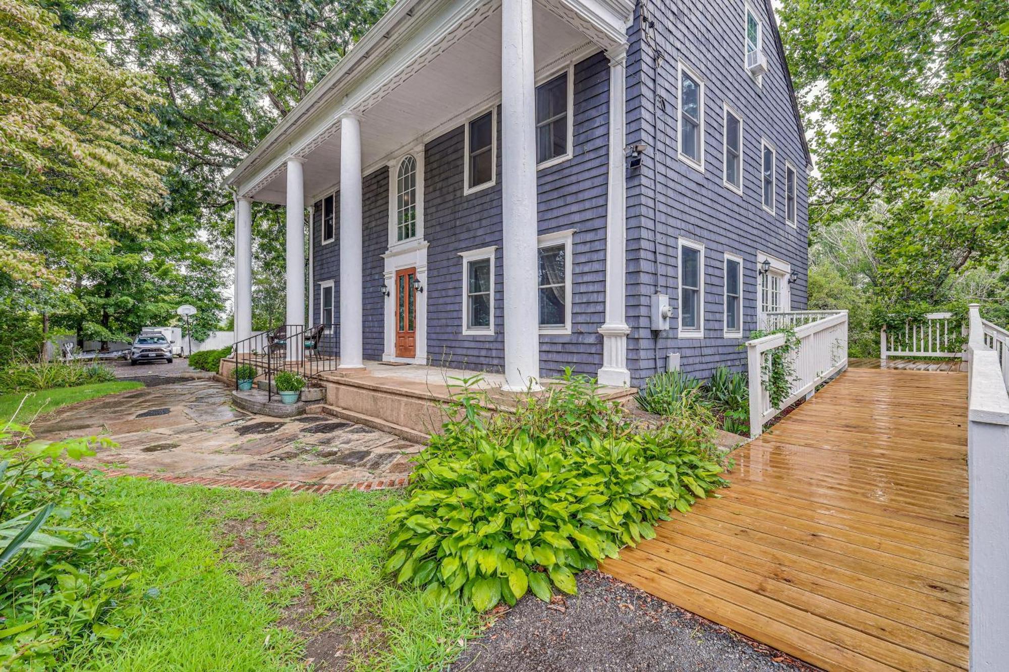 Quintessential New England Home With Patio And Grill! Putnam Eksteriør billede