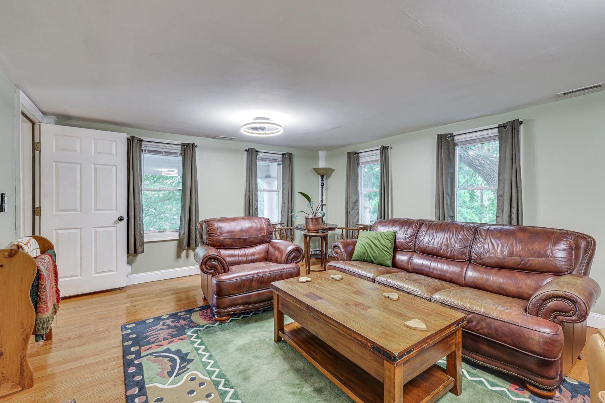 Quintessential New England Home With Patio And Grill! Putnam Eksteriør billede