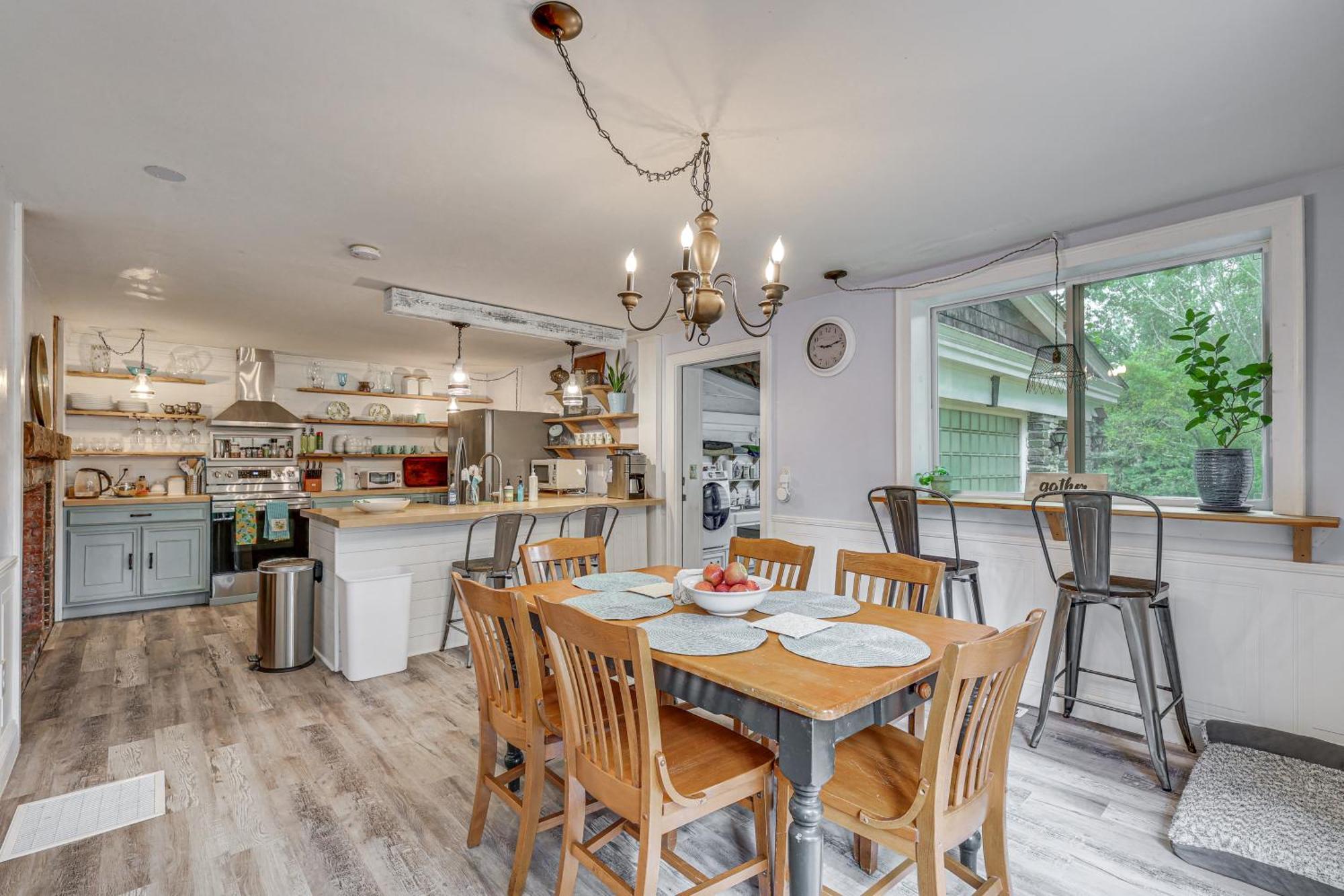 Quintessential New England Home With Patio And Grill! Putnam Eksteriør billede