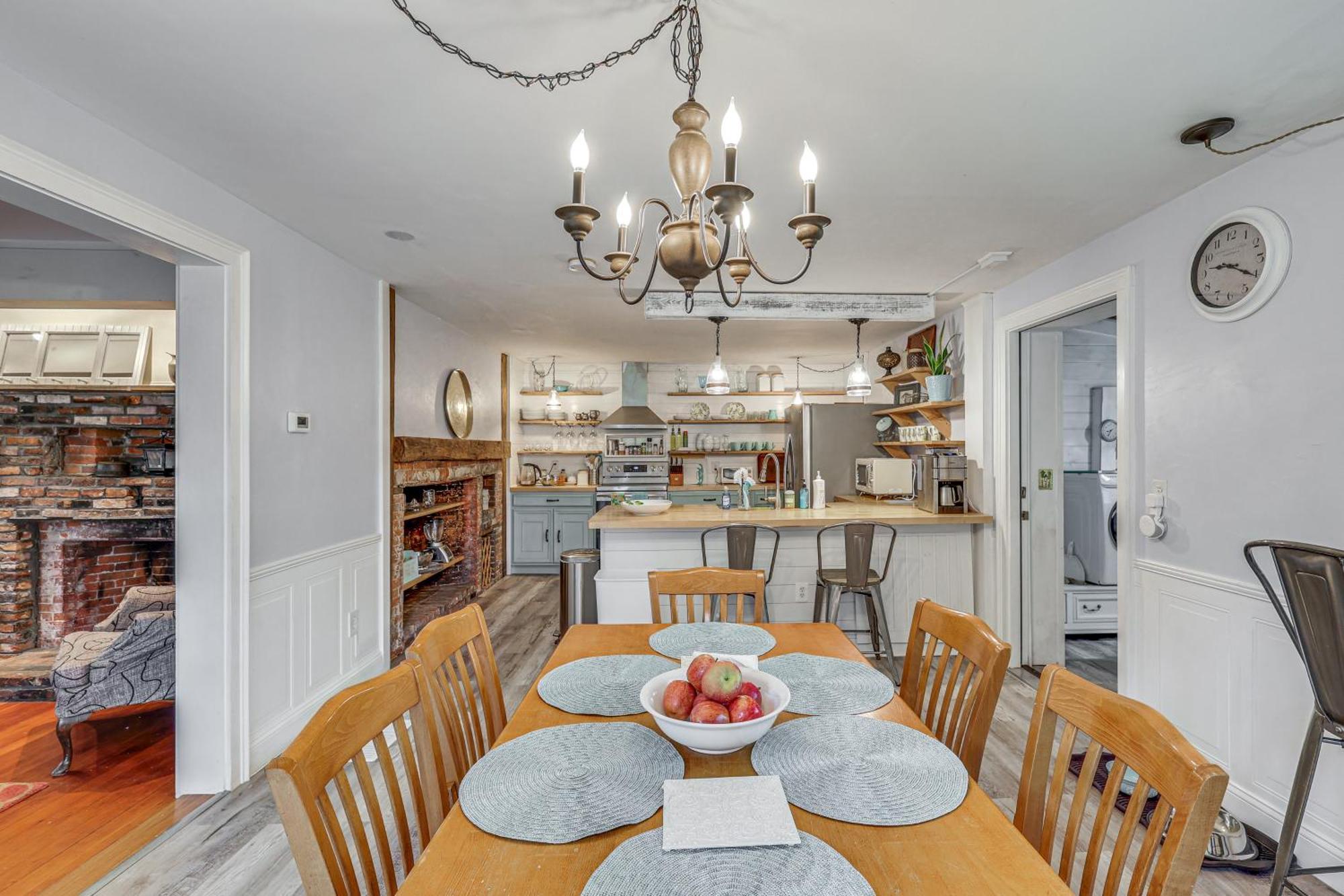 Quintessential New England Home With Patio And Grill! Putnam Eksteriør billede