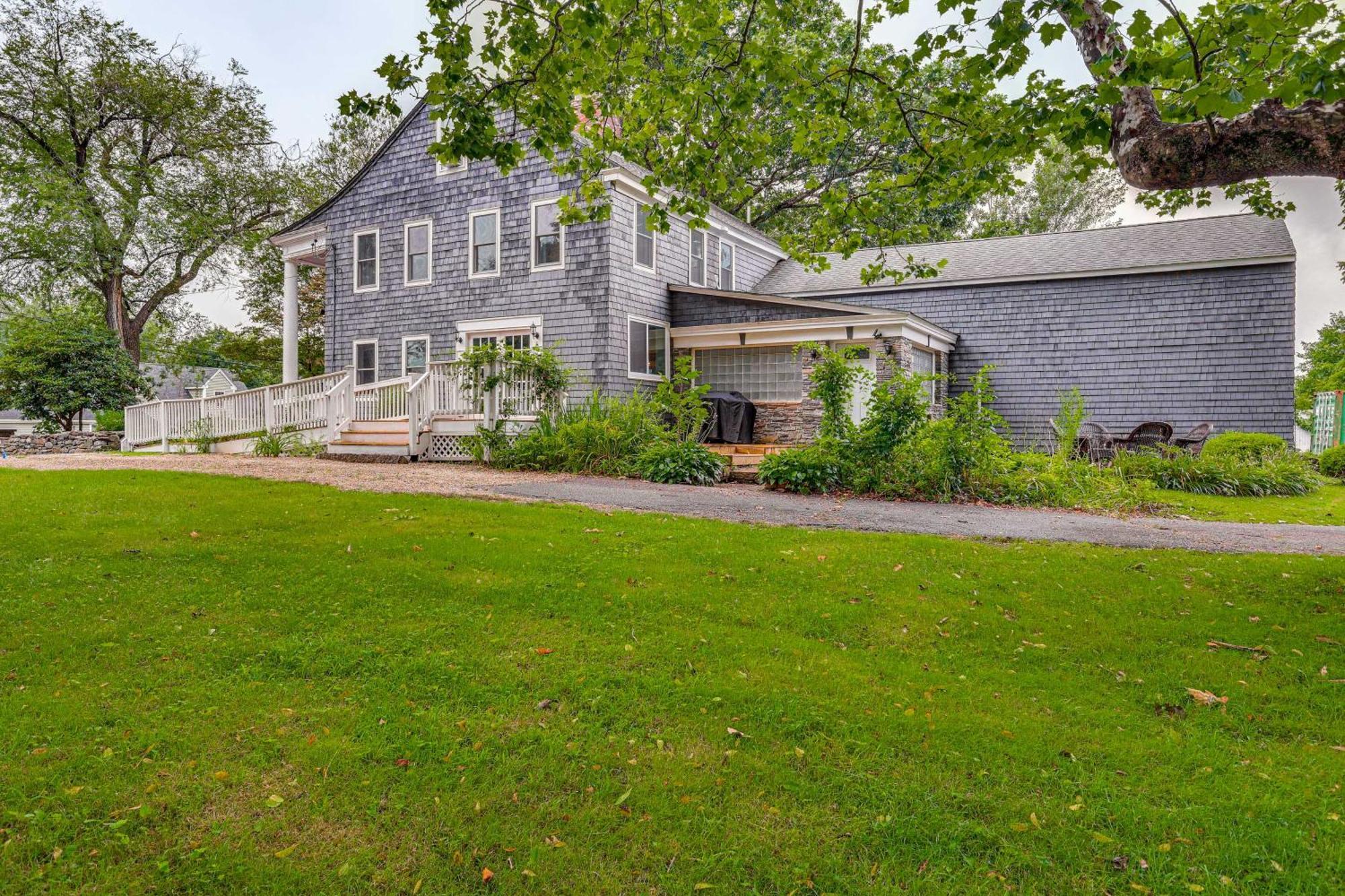 Quintessential New England Home With Patio And Grill! Putnam Eksteriør billede