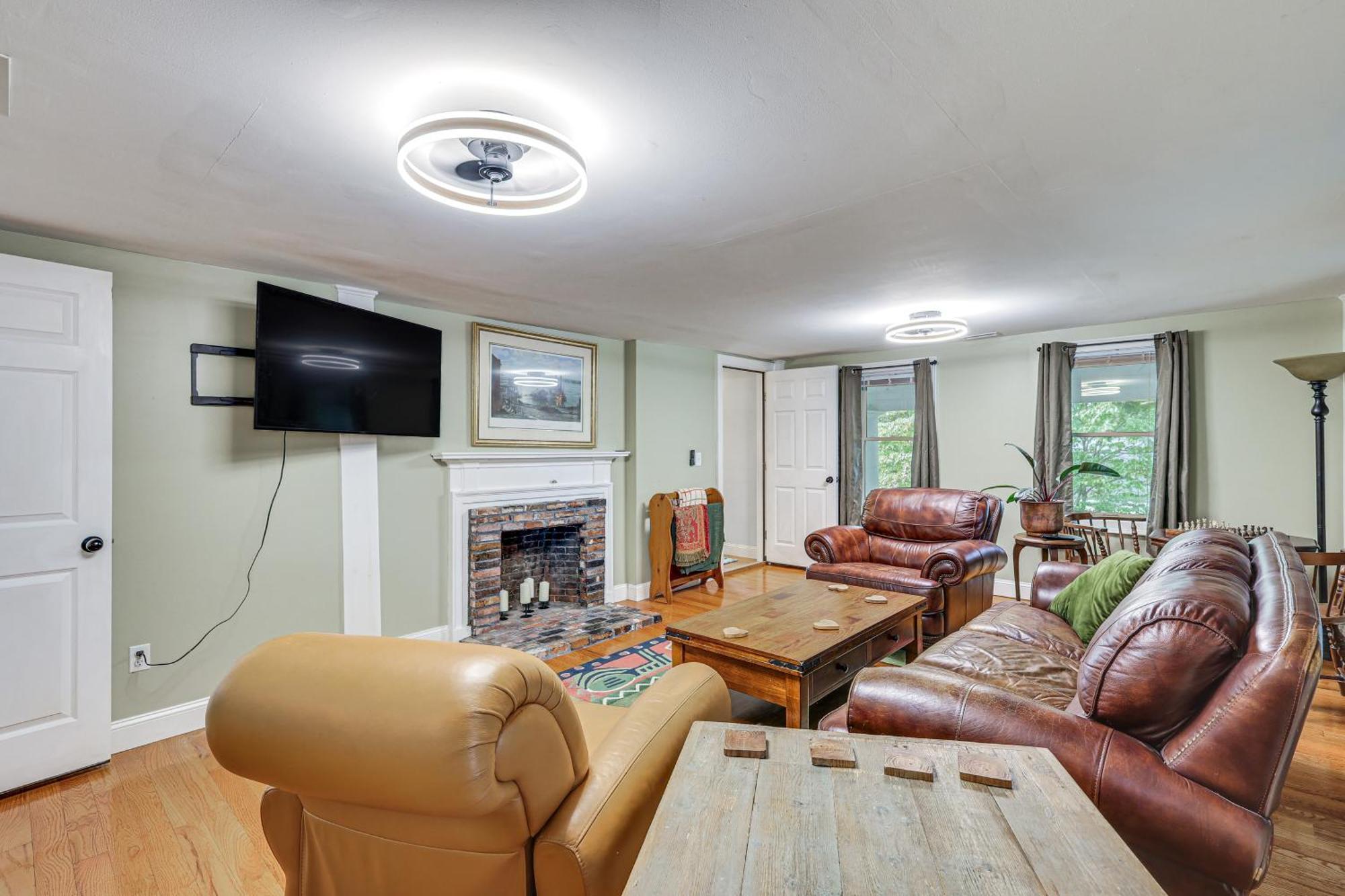 Quintessential New England Home With Patio And Grill! Putnam Eksteriør billede