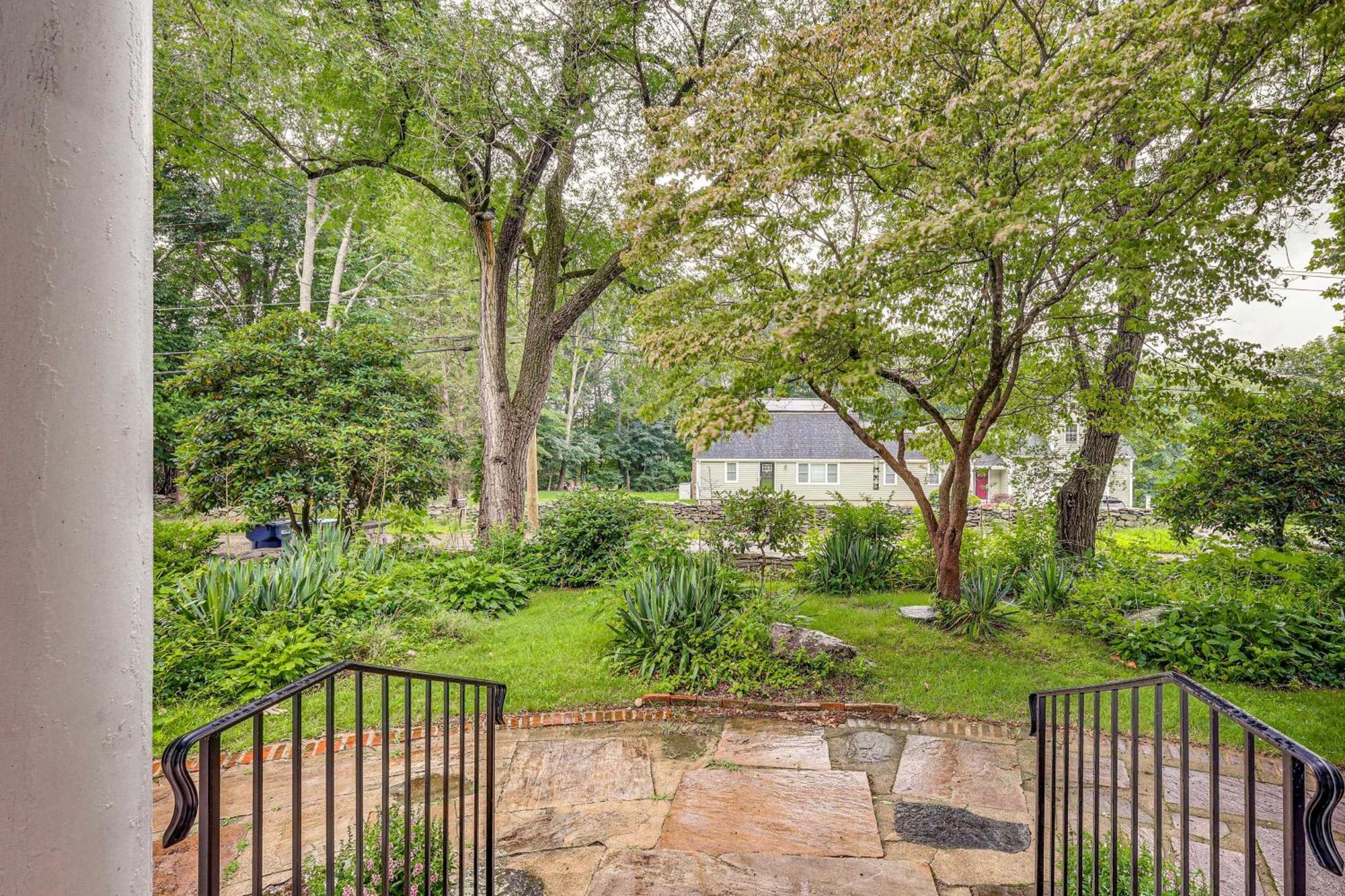 Quintessential New England Home With Patio And Grill! Putnam Eksteriør billede